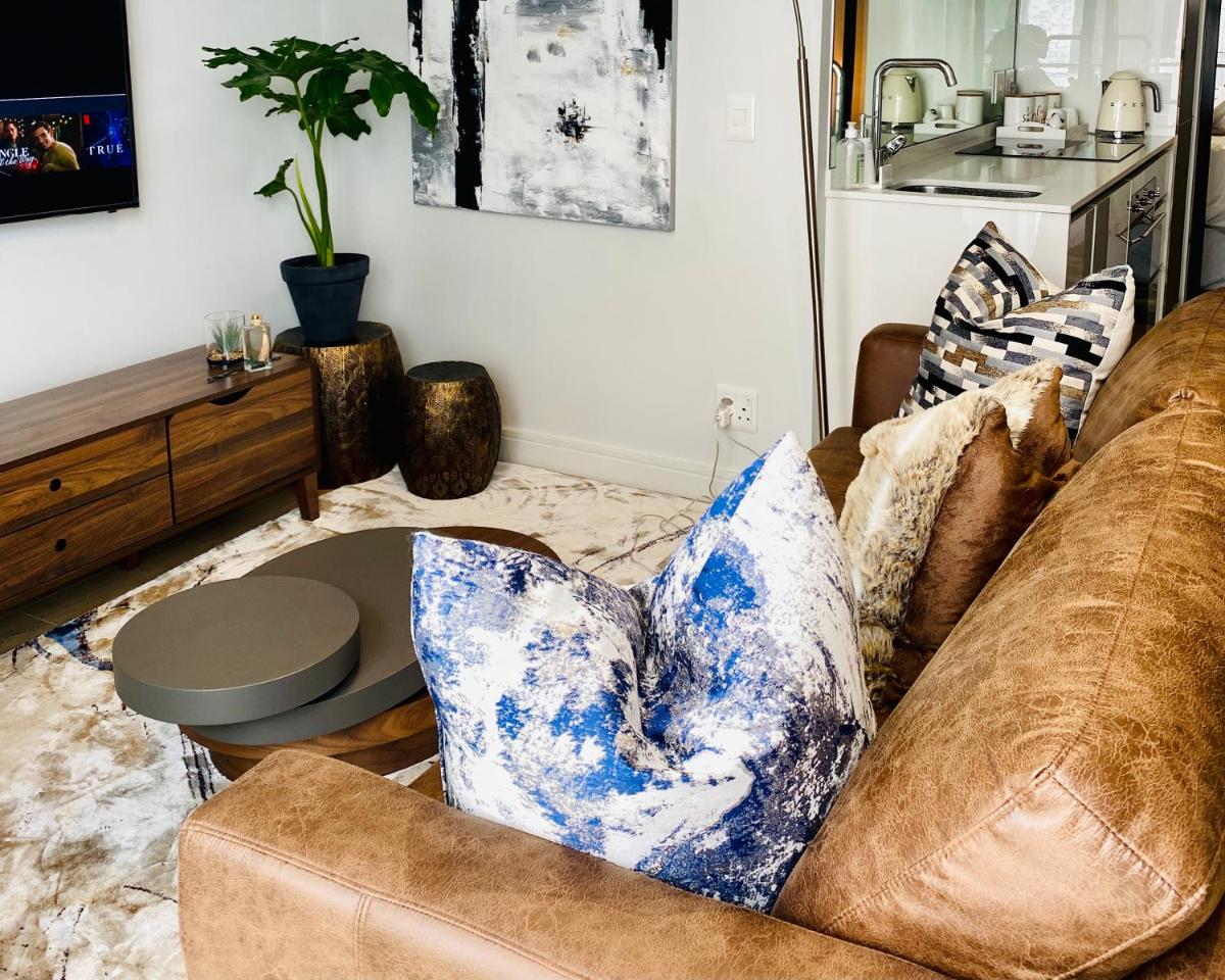 Waterfall Views From The Six- Luxurious Apartment - Housity