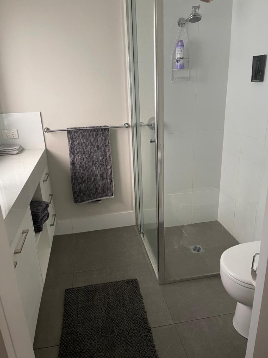 Breakaway new 4br house 5 mins to albury city - Housity