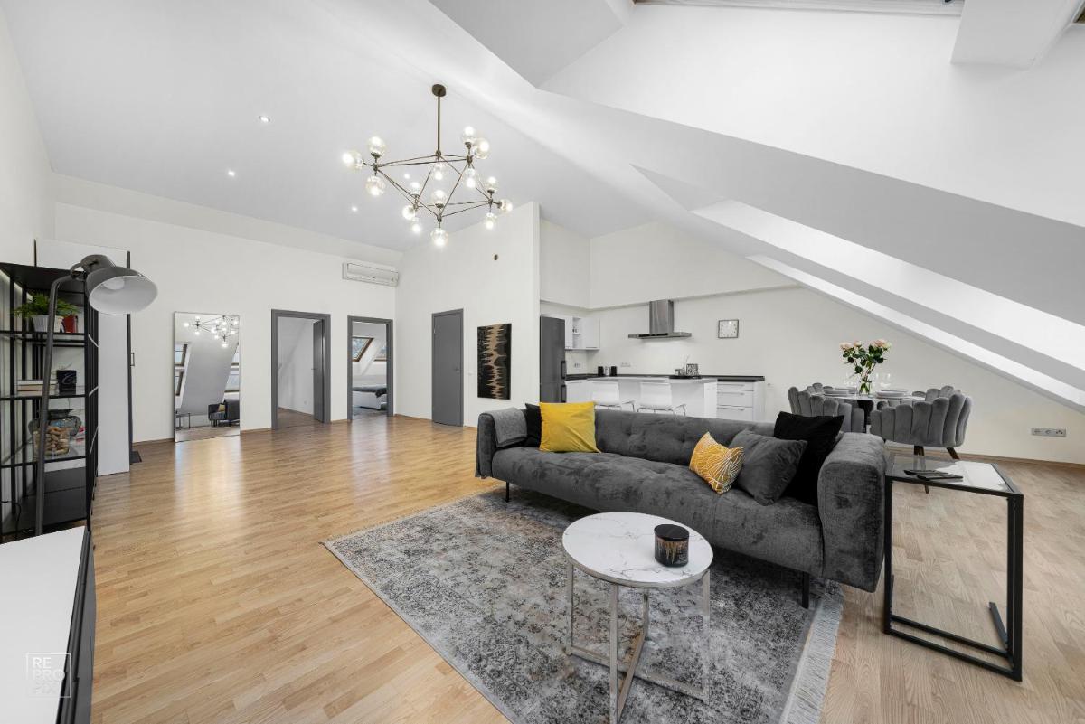 Suitetrails - Kaunas Old Town apartment with underground parking