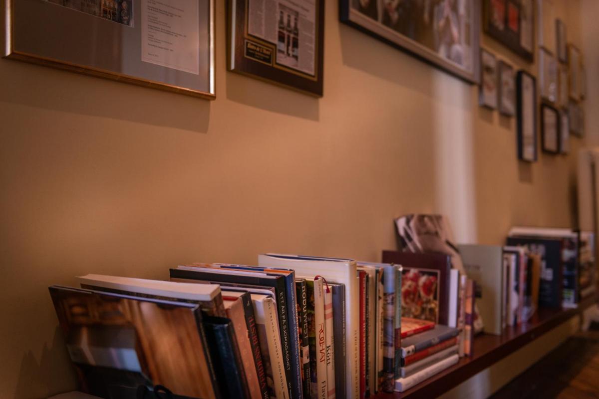 Bibliothèque dans l'hôtel