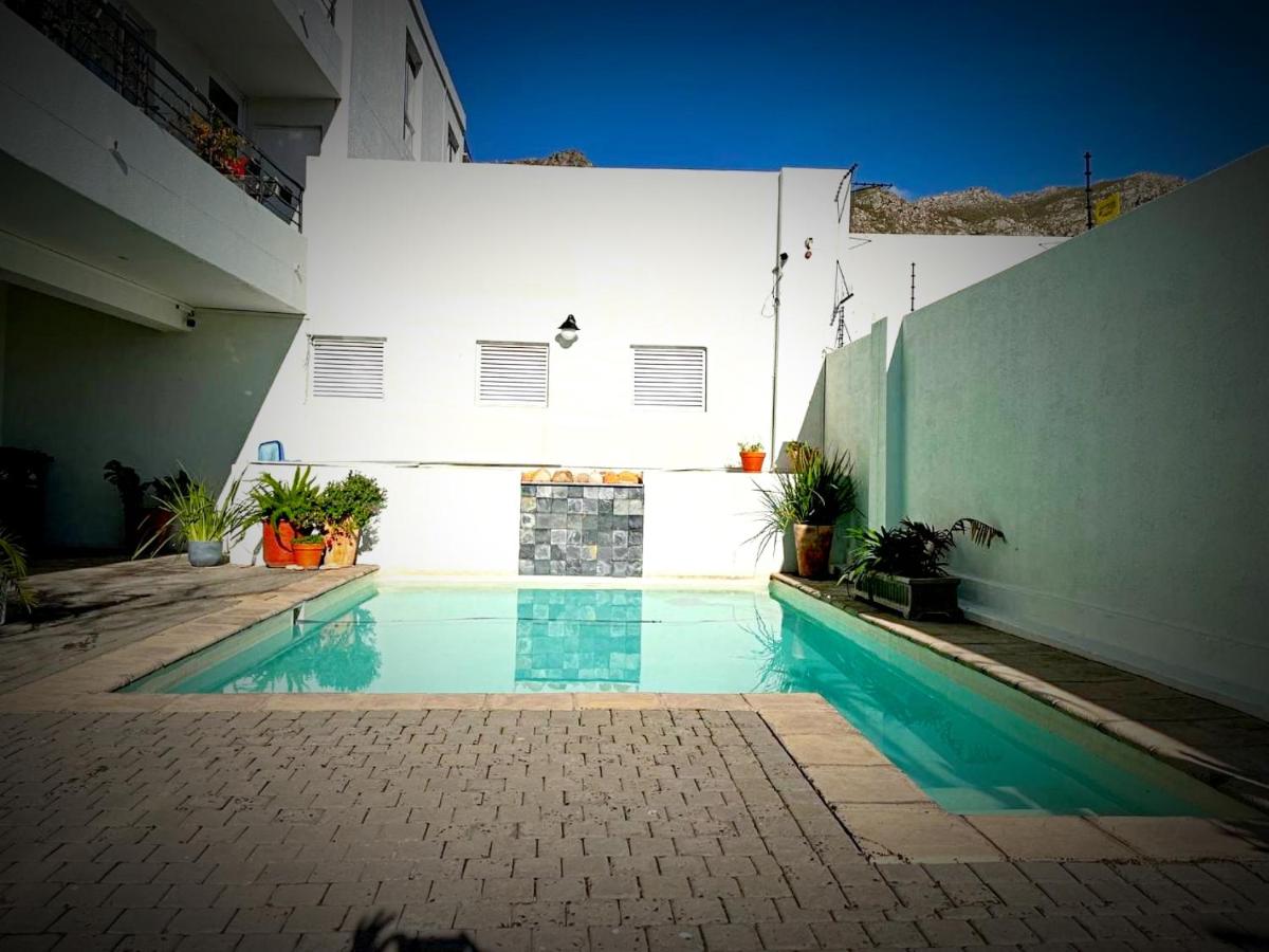 Bay-Side Apartment, Gordon's Bay - Housity