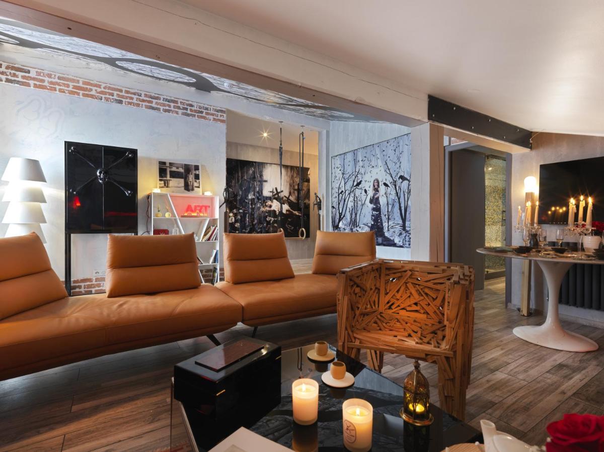un salon avec un canapé et une table dans l'établissement Snow Lodge Hotel Courchevel 1850, à Courchevel