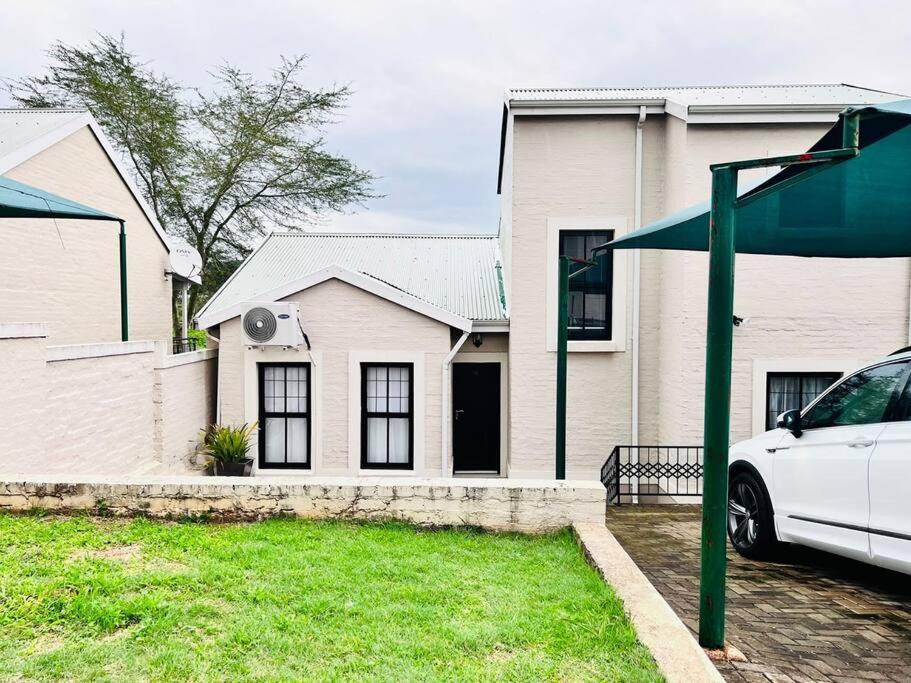 Senate Villa - Housity