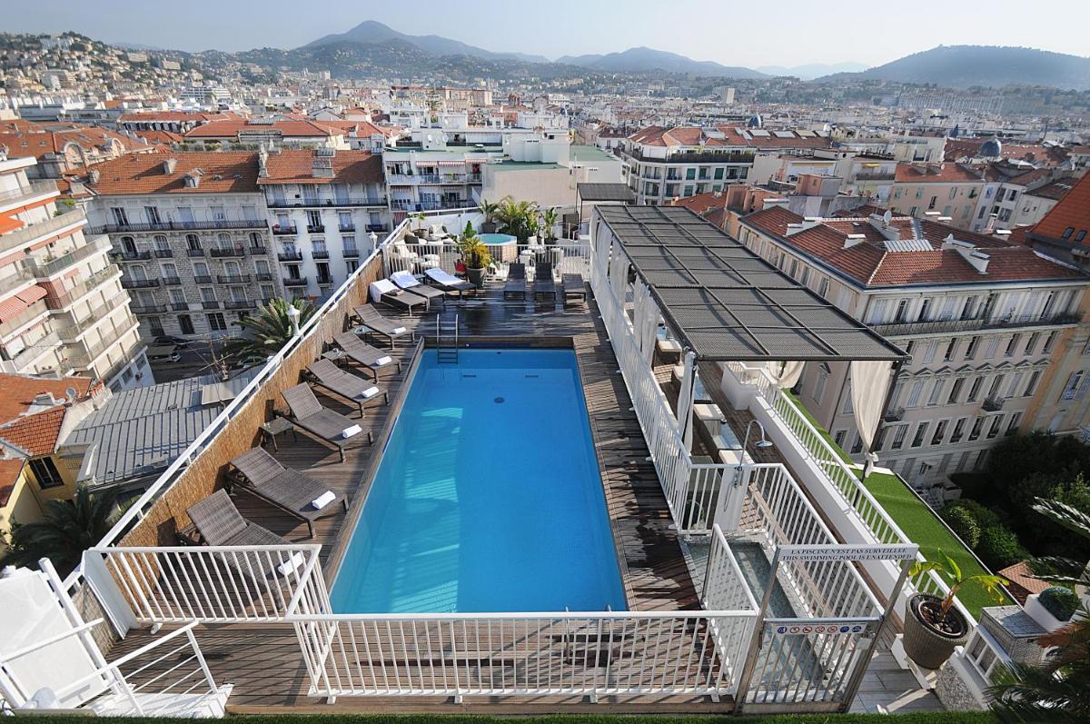 une piscine sur le toit d'un bâtiment dans l'établissement Splendid Hotel & Spa Nice, à Nice