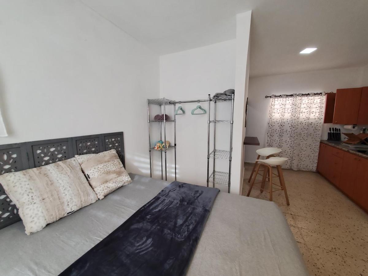 Aguadilla Surfers Lair apt with AC Wifi 8 minute walk to Crashboat beach - Hizvo