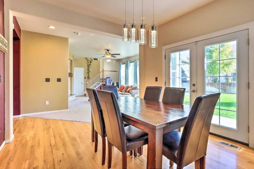 Family Oasis Reunion House! Centrally Located - Housity