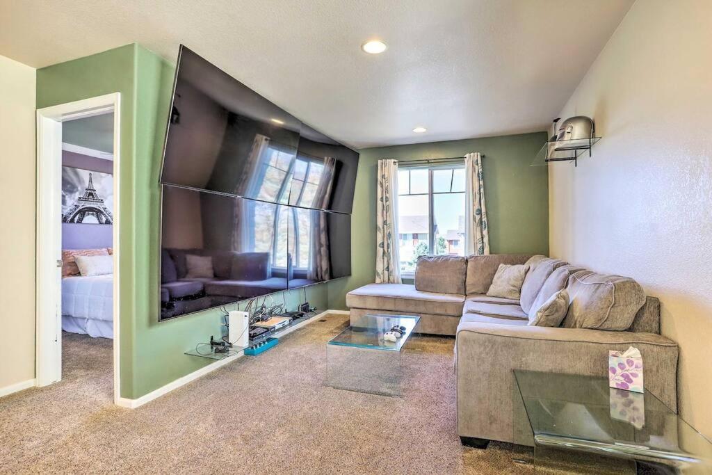 Family Oasis Reunion House! Centrally Located - Housity