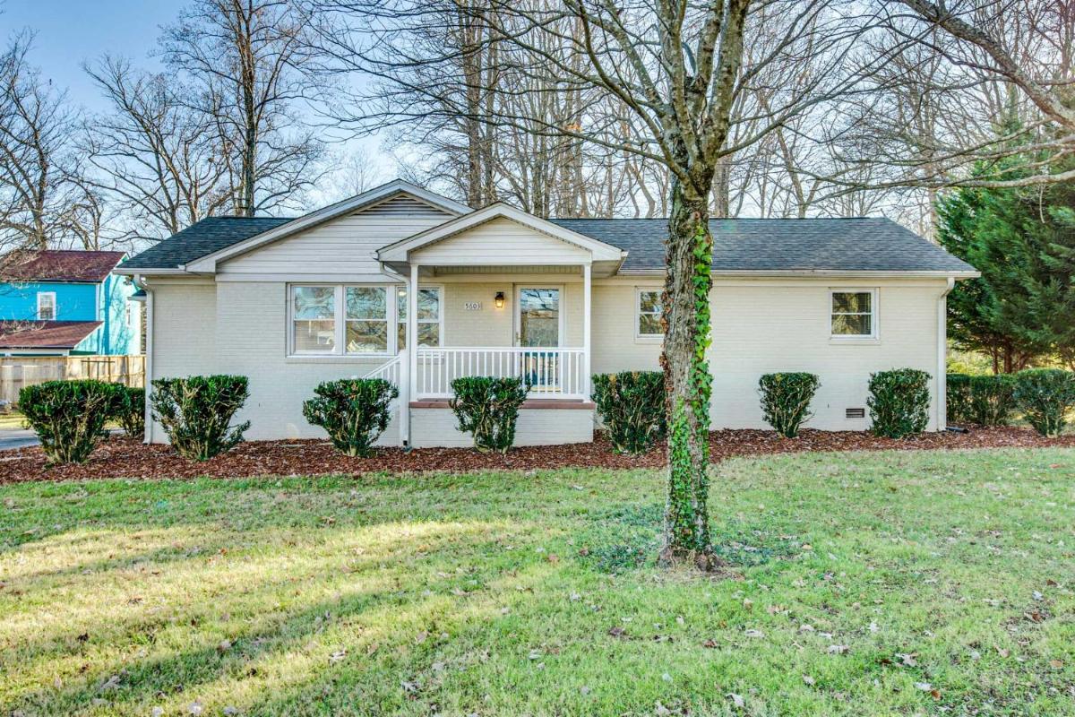 Stay Awhile Charming Greensboro House Close to Must-See Places - Housity