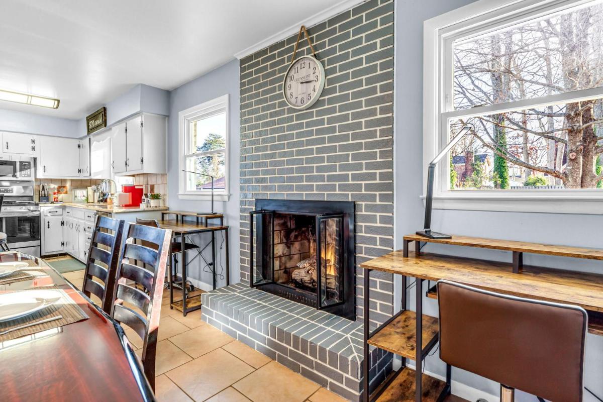 Stay Awhile Charming Greensboro House Close to Must-See Places - Housity