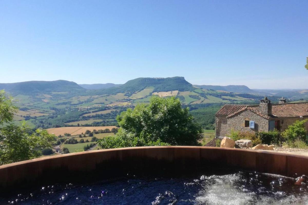 Maison charmante a Saint Georges de Luzencon avec jacuzzi - Housity