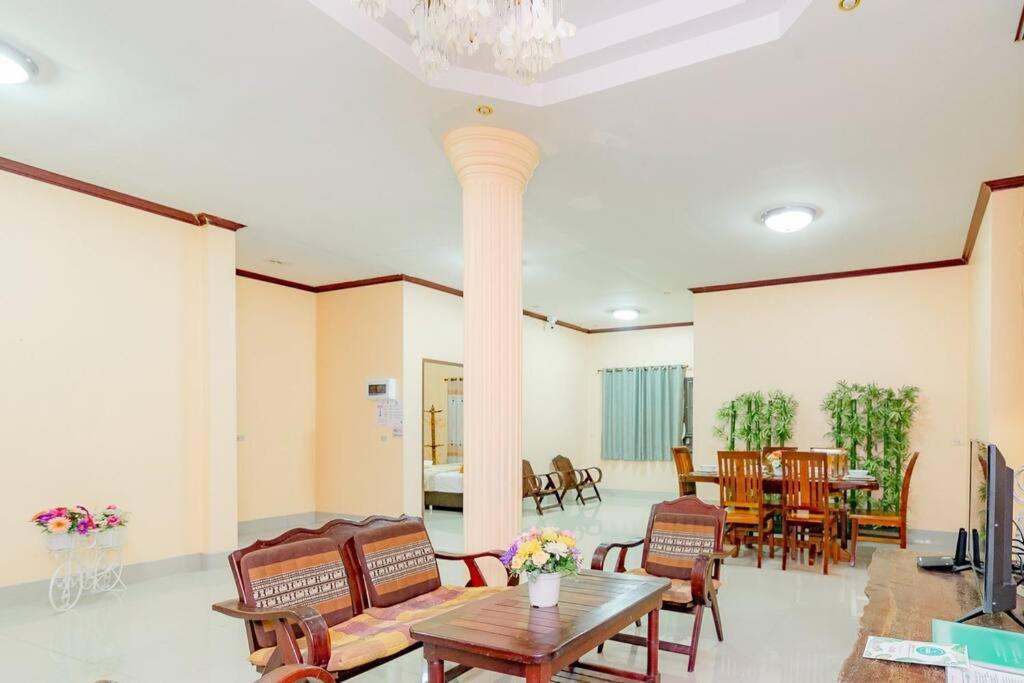 Bangsaphan Paradise Blue House 230 m. to the beach - Housity