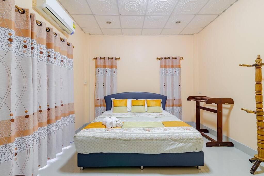 Bangsaphan Paradise Blue House 230 m. to the beach - Housity