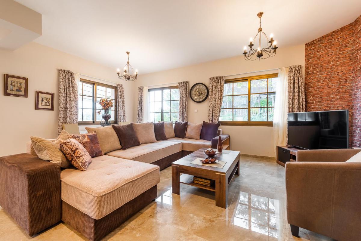 Pinecone Platres - 3 Units - Housity