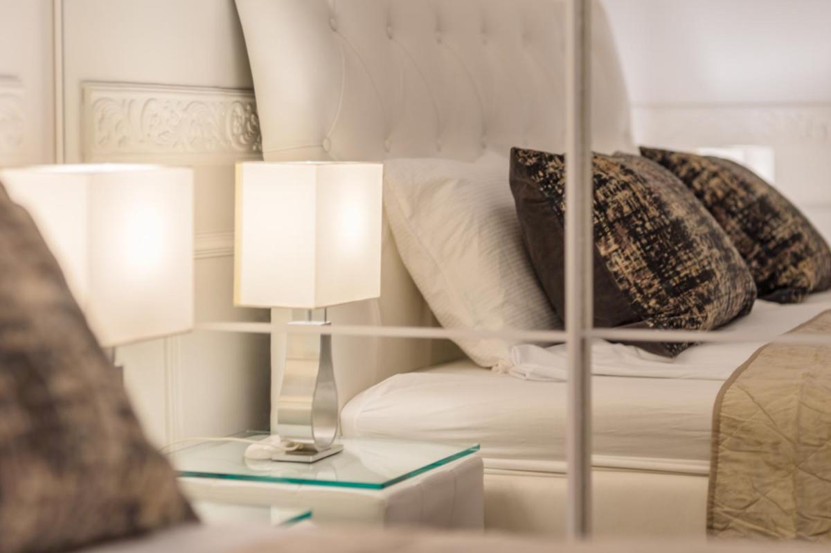 Music Academy Bedroom Suite Café Vian Apartman Kft - Housity