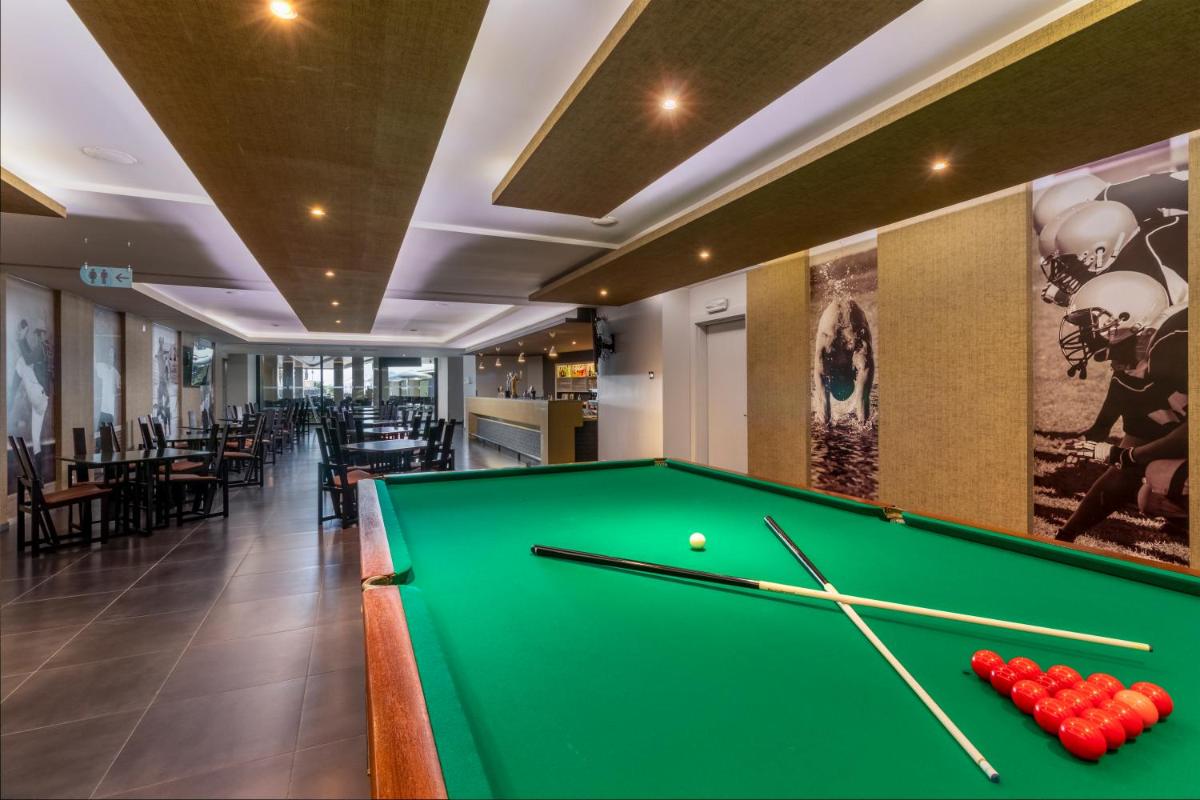 Uma mesa de bilhar em Enotel Lido - All Inclusive