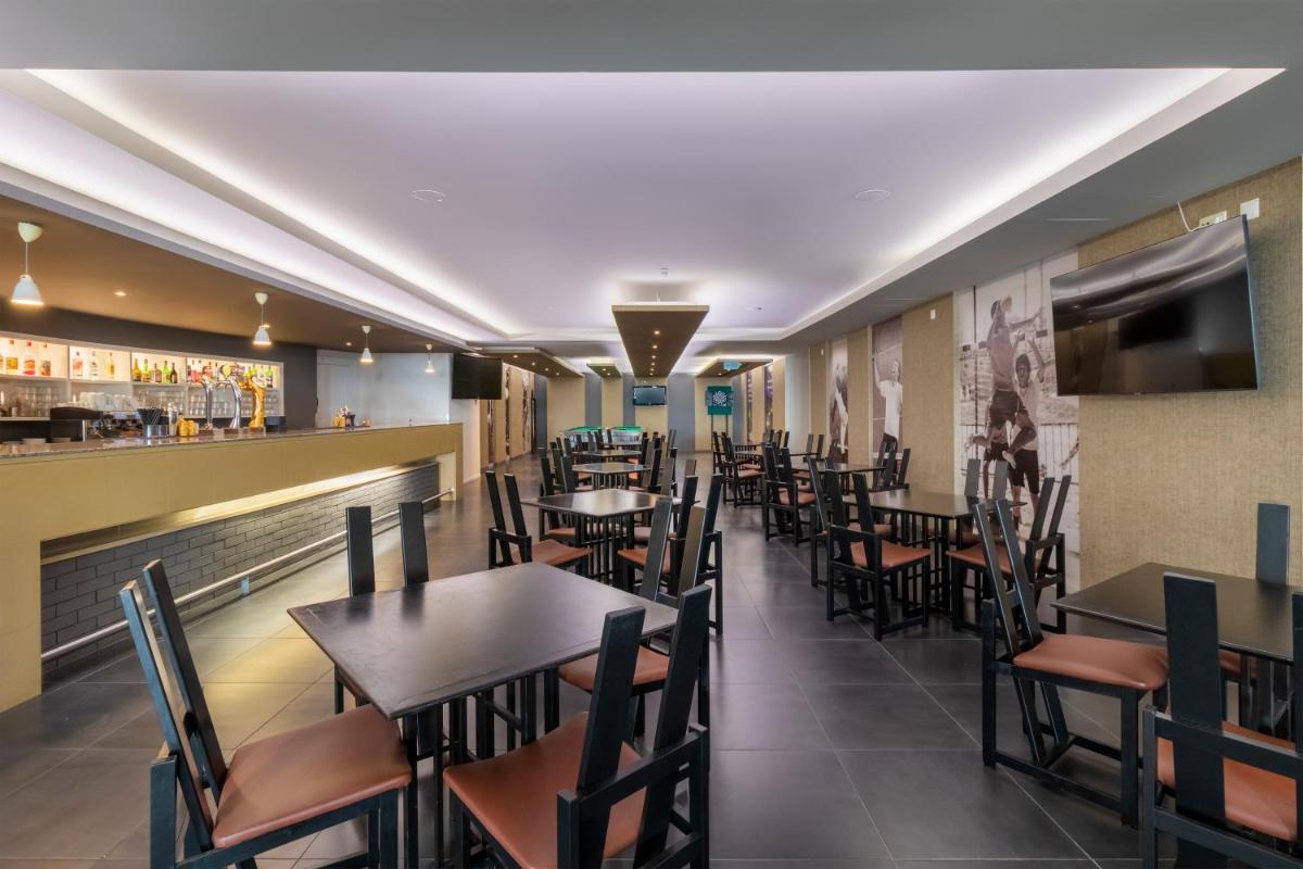 Uma televisão e/ou sistema de entretenimento em Enotel Lido - All Inclusive