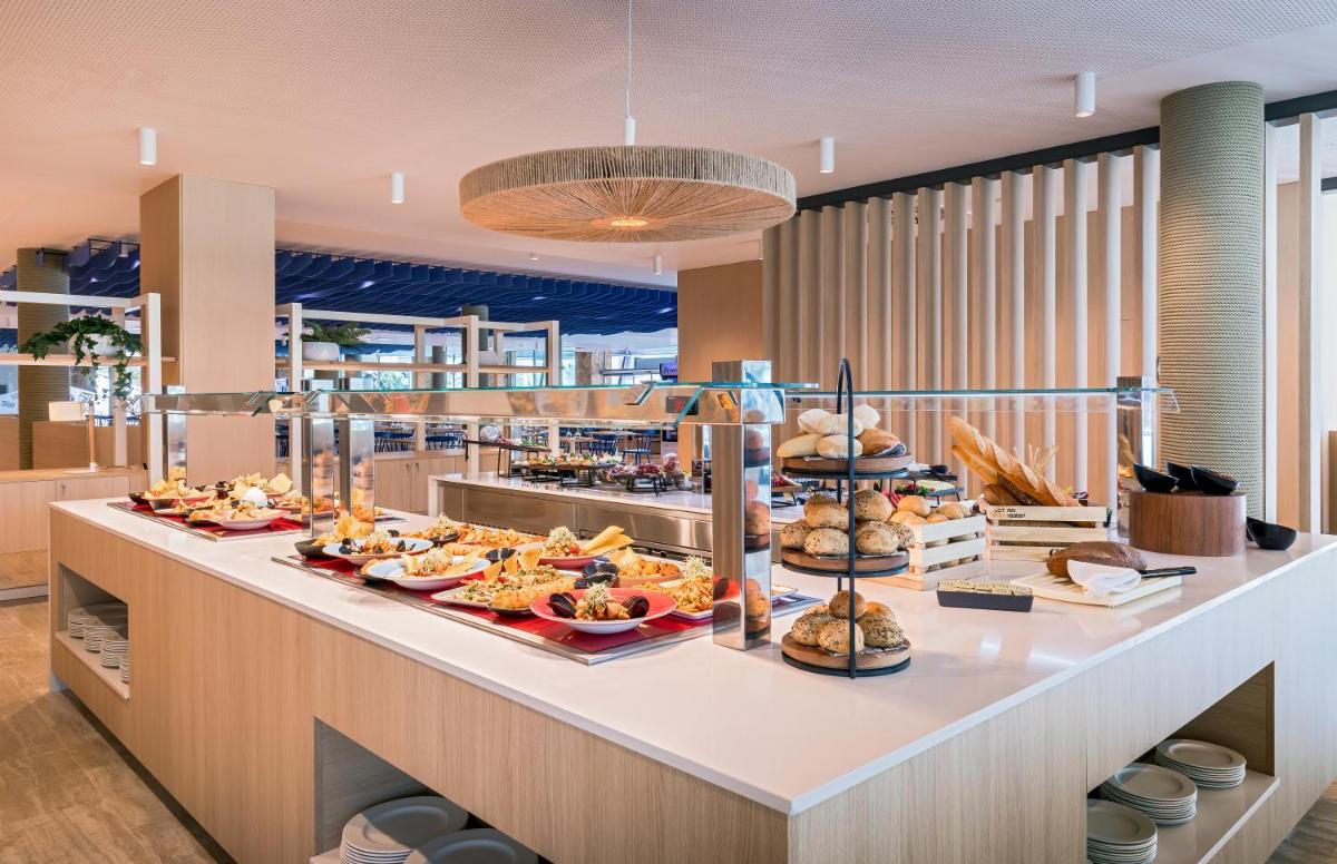 Comida en o cerca de este hotel