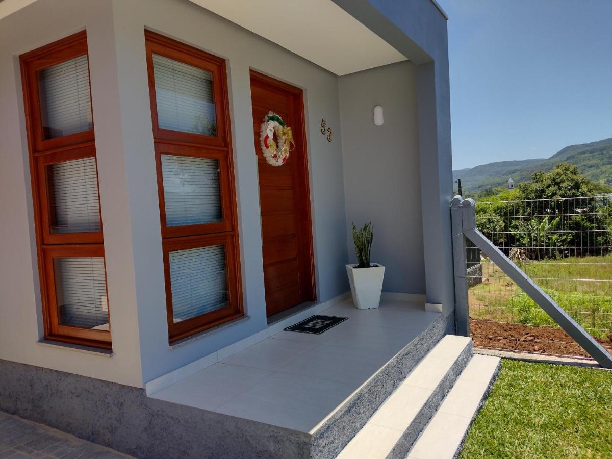Grey House, próximo a Gramado e ao Templo Budista - Housity