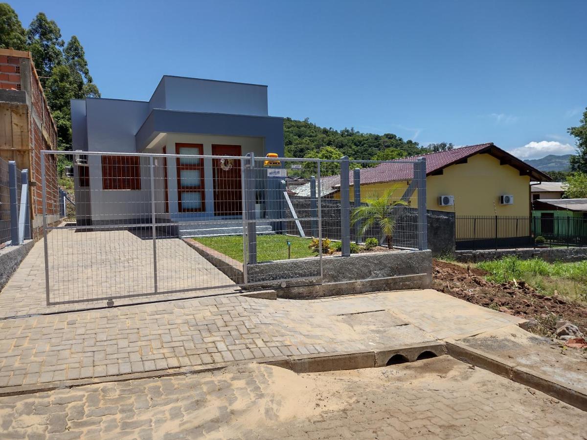 Grey House, próximo a Gramado e ao Templo Budista - Housity