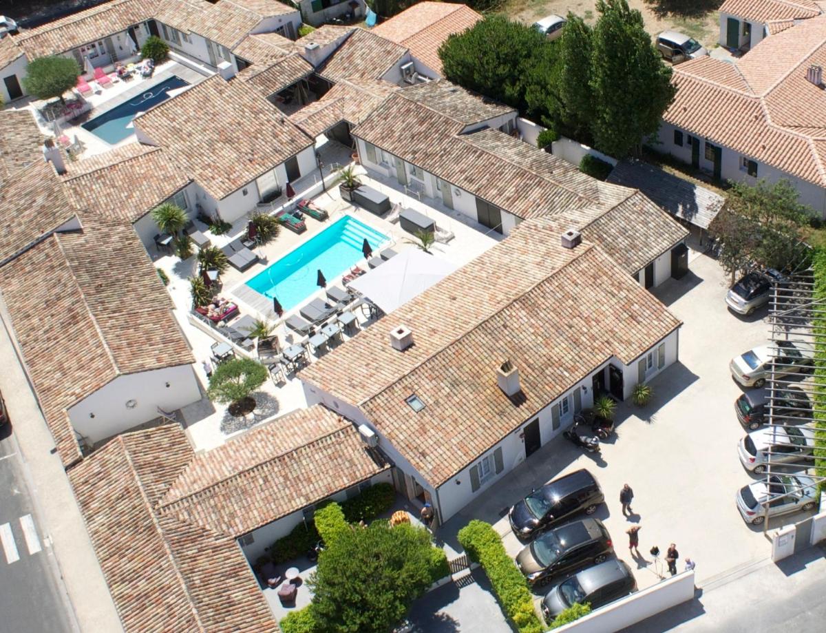 Piscine de l'établissement Hotel Les Bois Flottais ou située à proximité