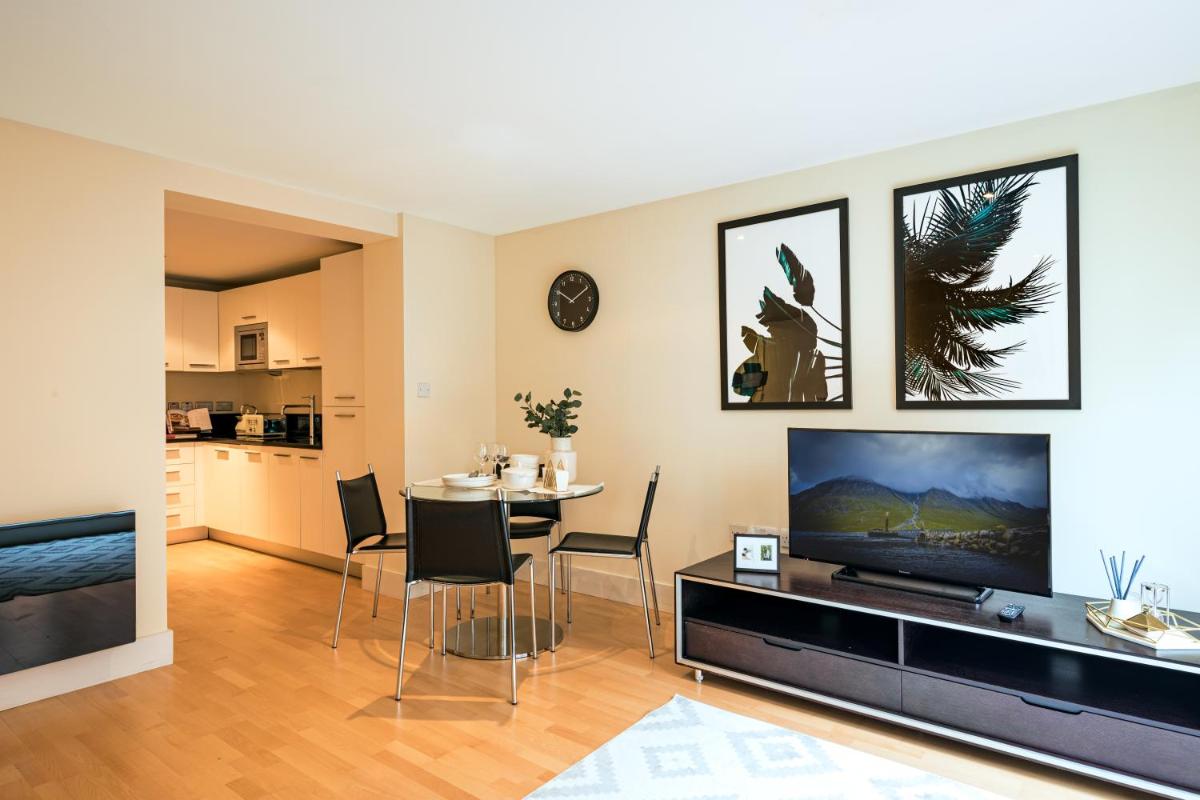 Impeccable 1-Bed Apartment in London City - Housity
