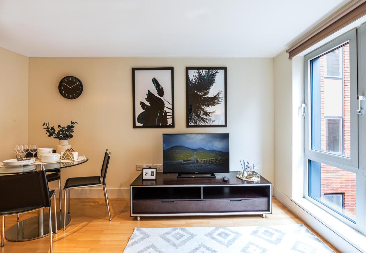 Impeccable 1-Bed Apartment in London City - Housity