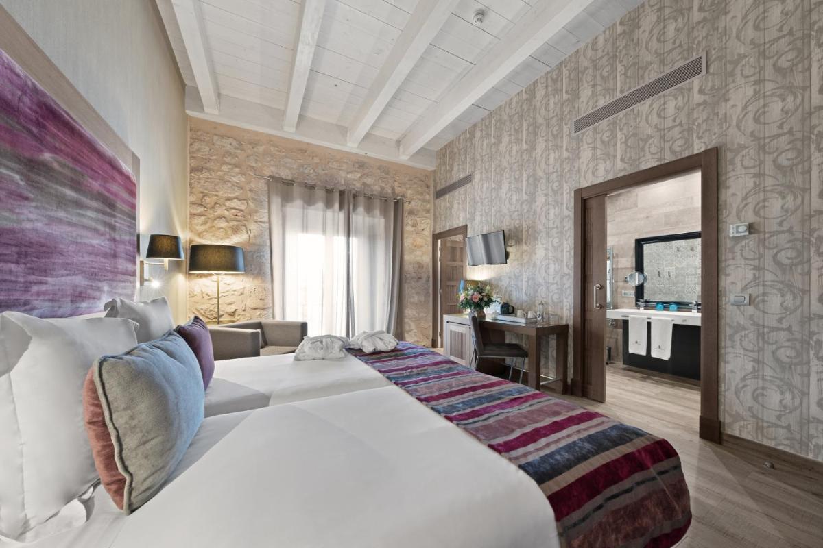 Cama o camas de una habitación en Castilla Termal Monasterio de Valbuena