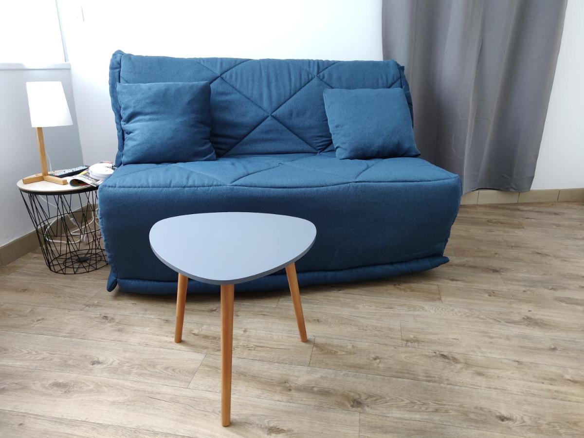 Studio cosy - proche gare & centre-ville - stationnement - cour intérieure table & chaises - Housity
