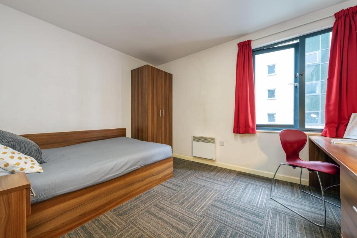 For Students Only Private Bedrooms with Shared Kitchen at Bagot Street in Birmingham - Housity