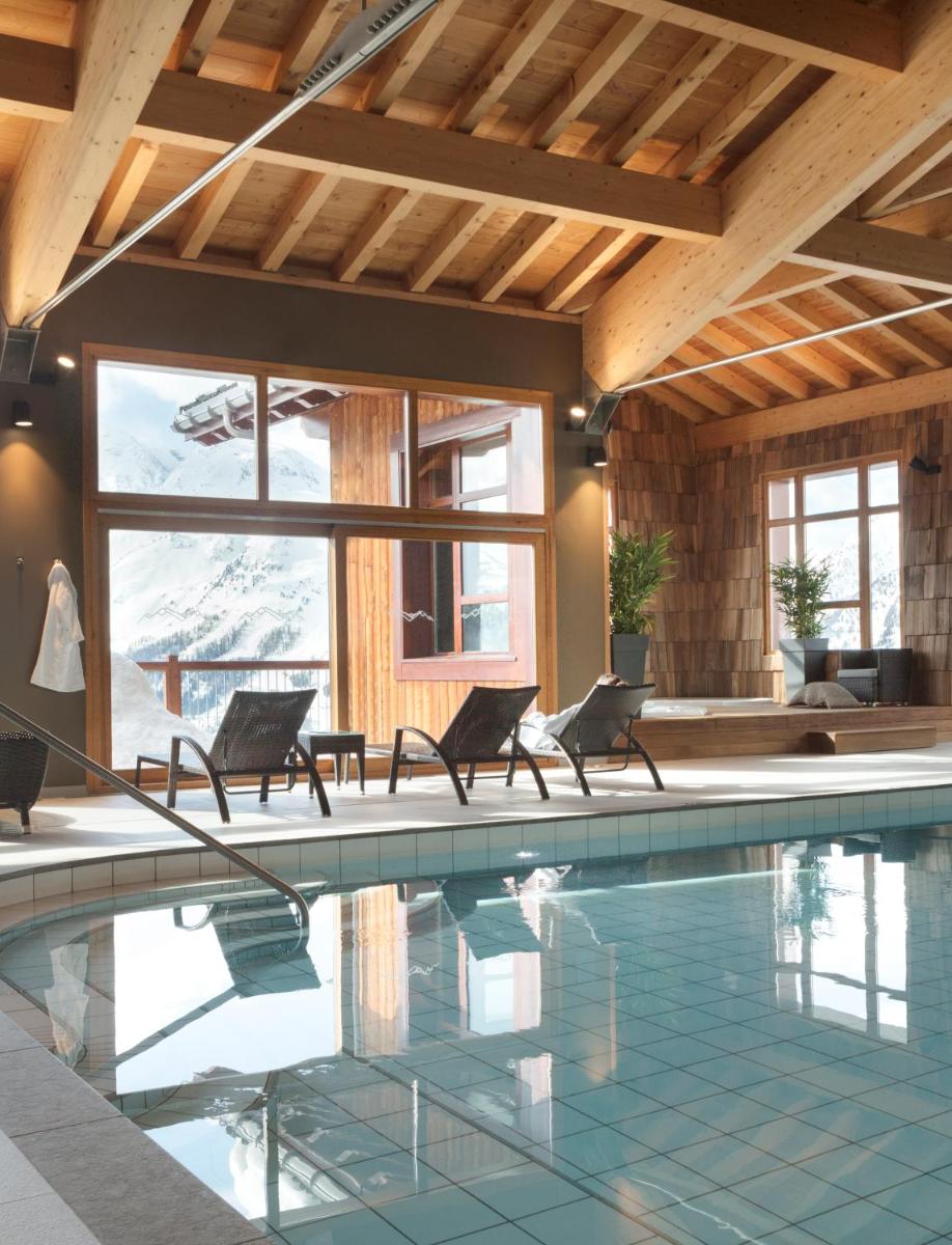 Piscine de l'établissement ILY Hotels & Spa La Rosiere ou située à proximité