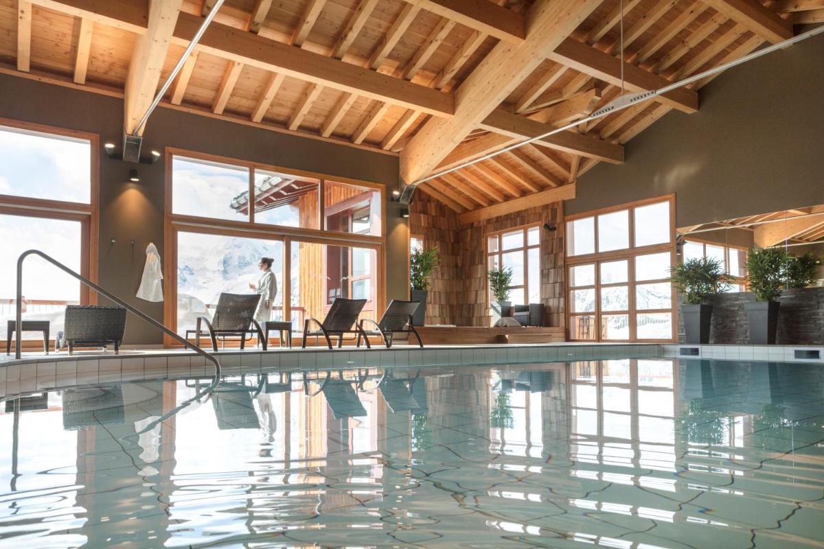 Piscine de l'établissement ILY Hotels & Spa La Rosiere ou située à proximité