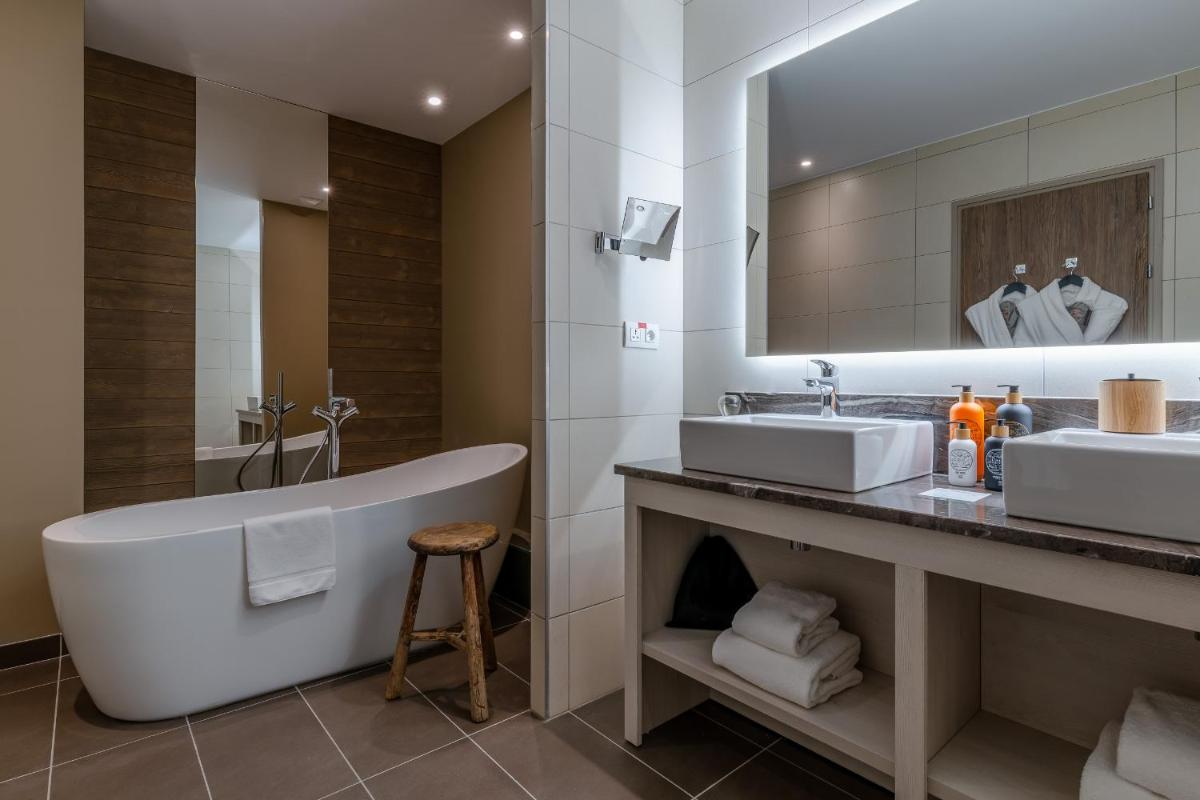Salle de bains dans l'établissement ILY Hotels & Spa La Rosiere