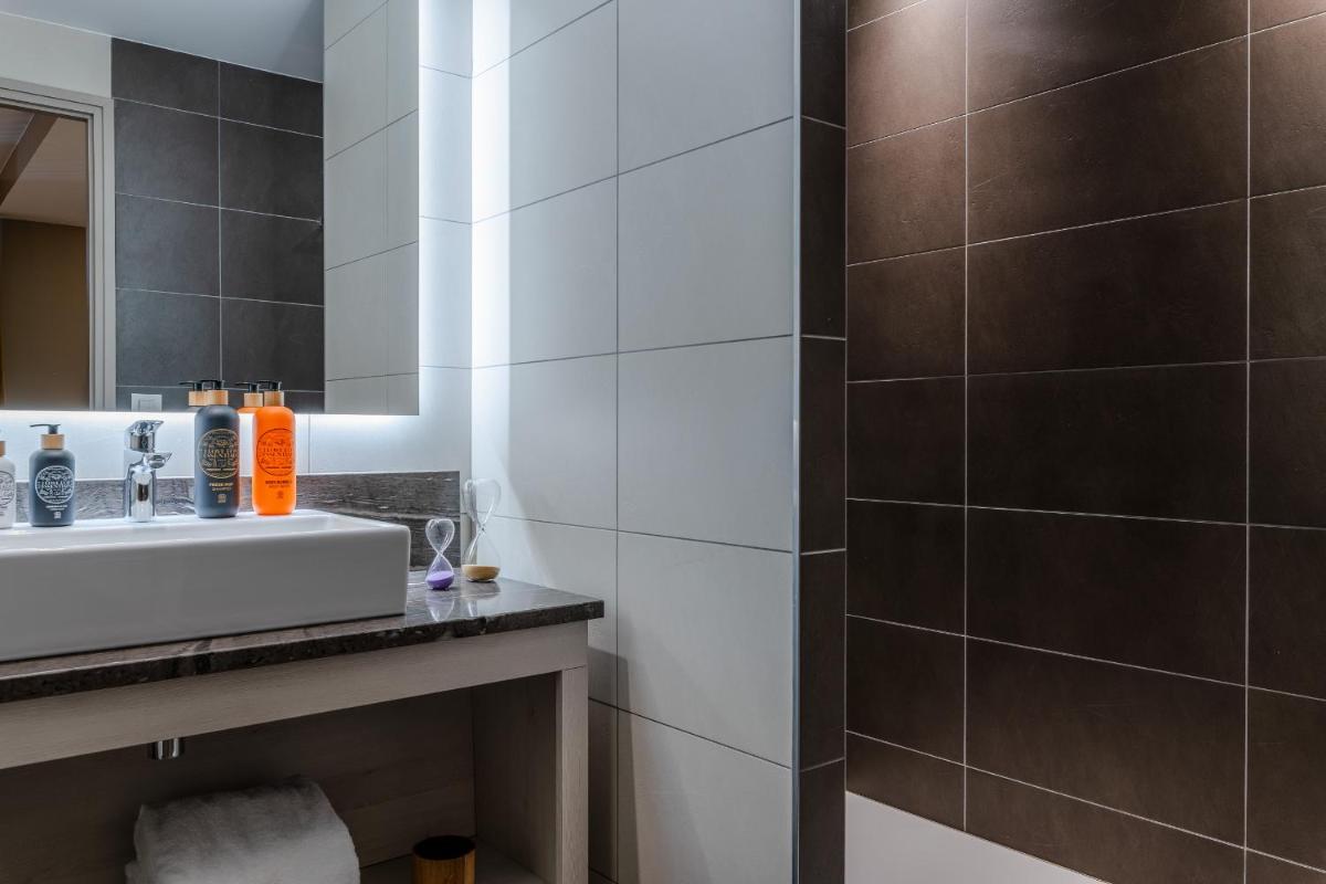 Salle de bains dans l'établissement ILY Hotels & Spa La Rosiere