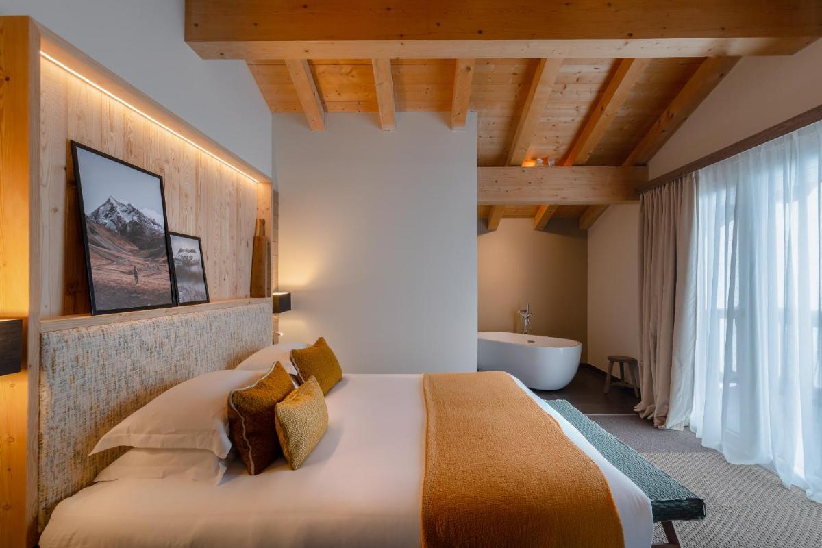 Un ou plusieurs lits dans un hébergement de l'établissement ILY Hotels & Spa La Rosiere
