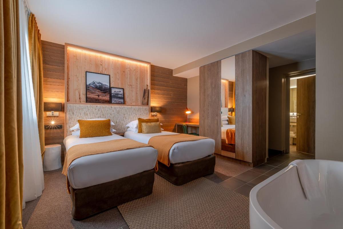 Un ou plusieurs lits dans un hébergement de l'établissement ILY Hotels & Spa La Rosiere