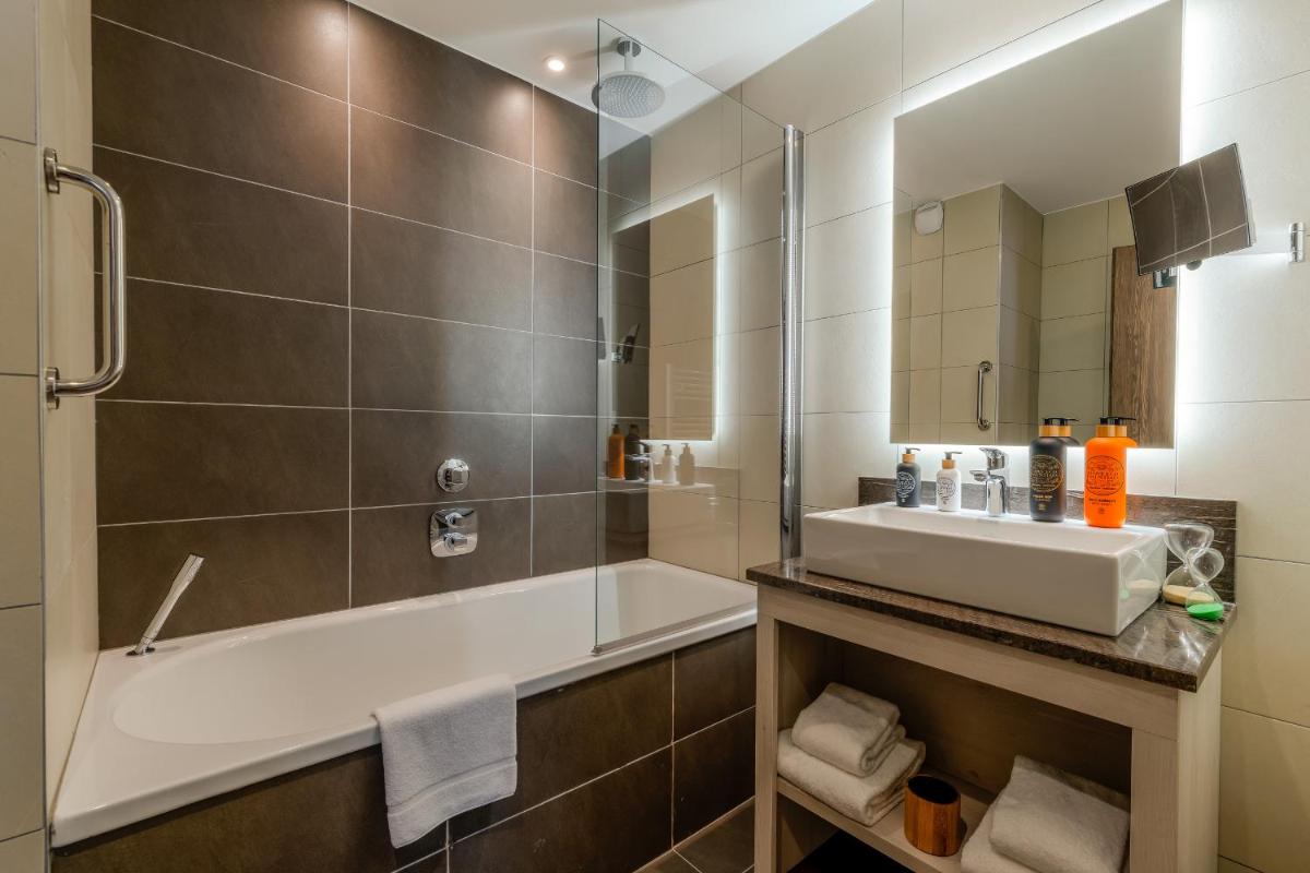 Salle de bains dans l'établissement ILY Hotels & Spa La Rosiere