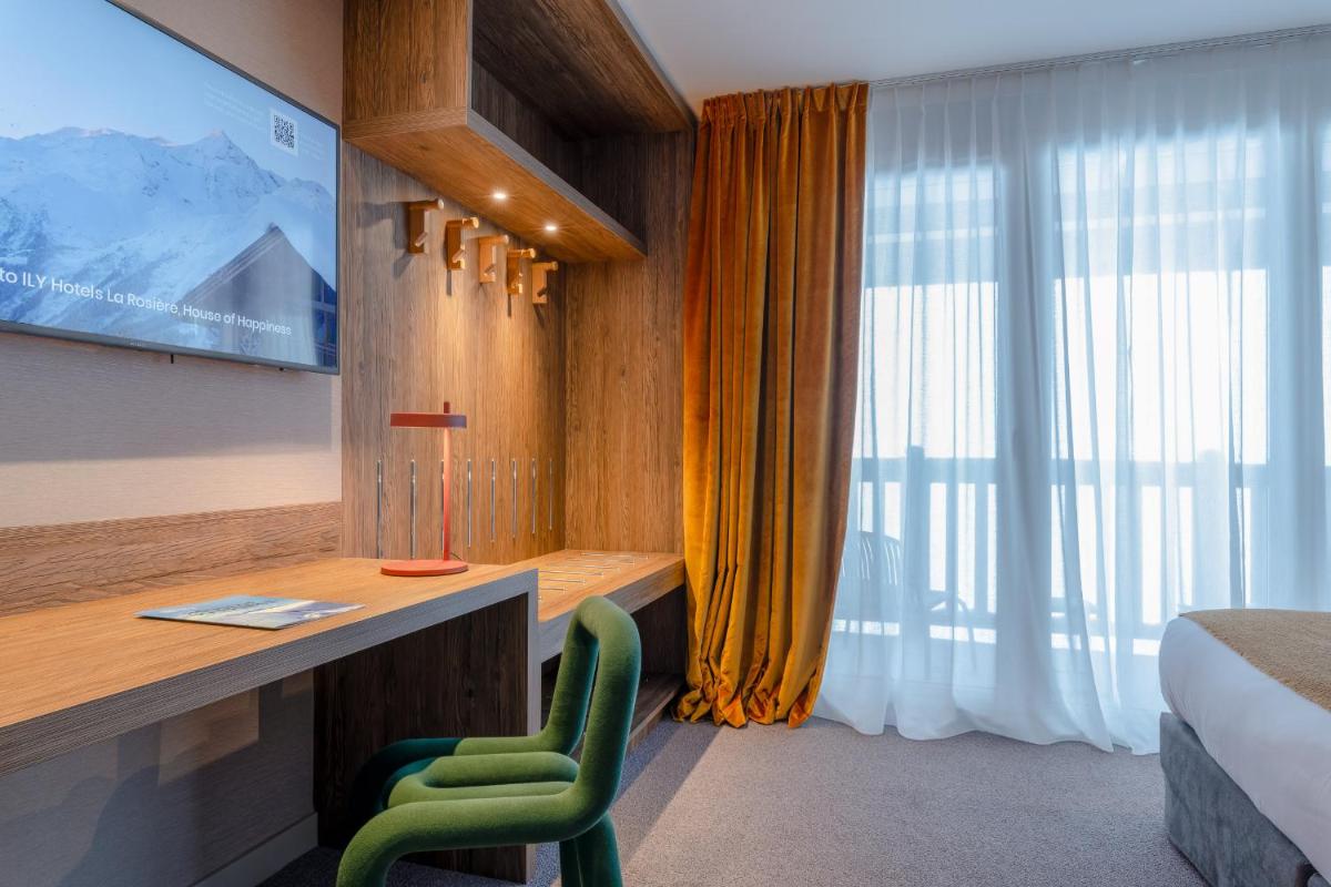 Télévision ou salle de divertissement dans l'établissement ILY Hotels & Spa La Rosiere