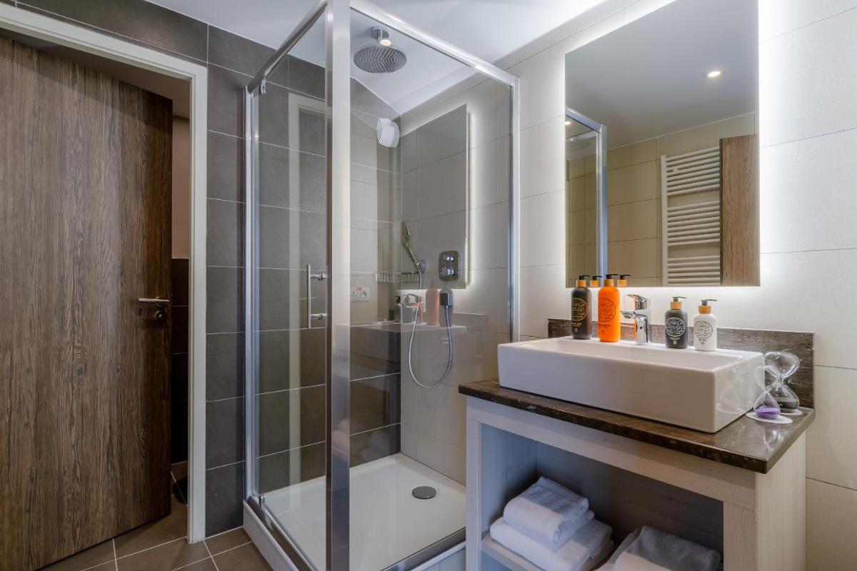 Salle de bains dans l'établissement ILY Hotels & Spa La Rosiere
