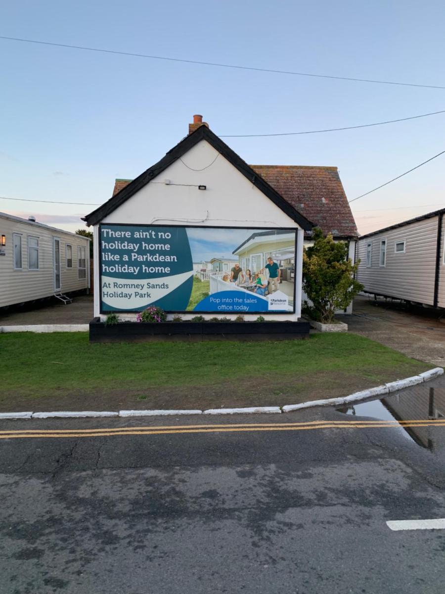Cosy Private Caravan Romney Sands Holiday Park - Housity