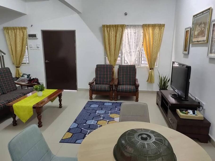 ARWA Guest House Batu Pahat, 4-bedroom double storey, free parking - Housity