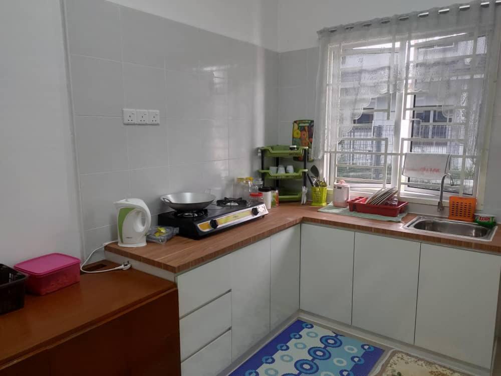 ARWA Guest House Batu Pahat, 4-bedroom double storey, free parking - Housity