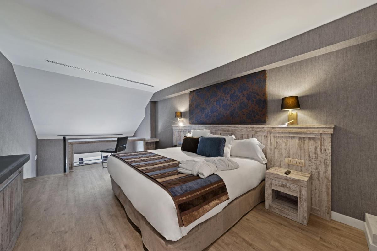 Cama o camas de una habitación en Castilla Termal Monasterio de Valbuena