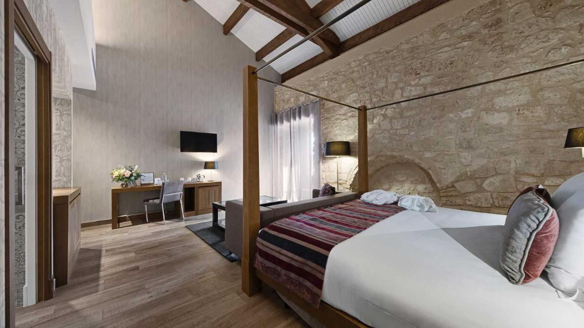 Cama o camas de una habitación en Castilla Termal Monasterio de Valbuena
