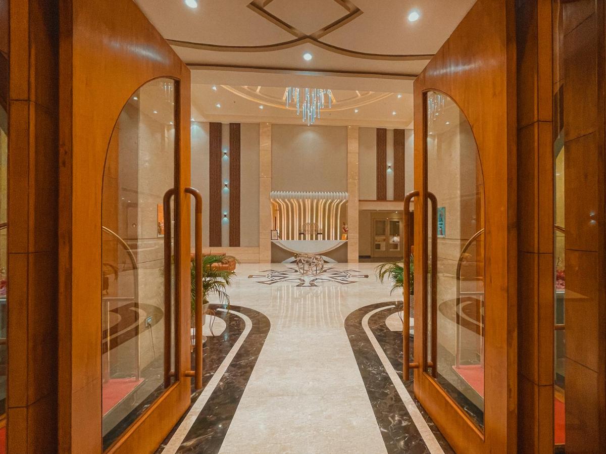 Royal Orbit - Housity