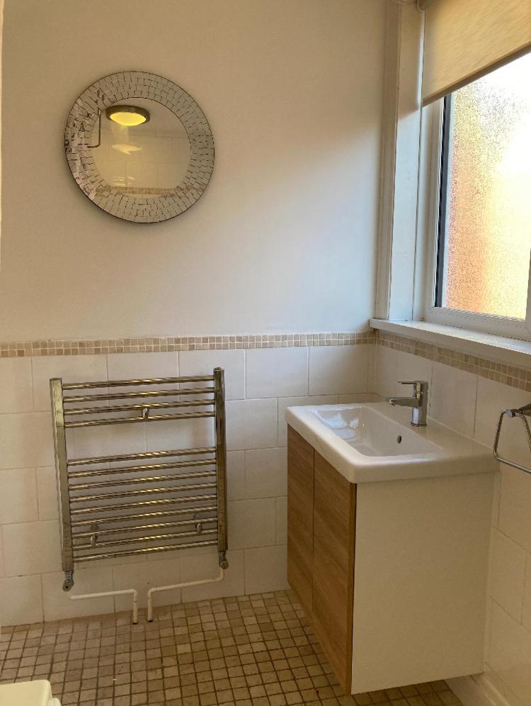 Large House in Scarborough near the beach, Large Garden & 7 seat Hot Tub - Housity