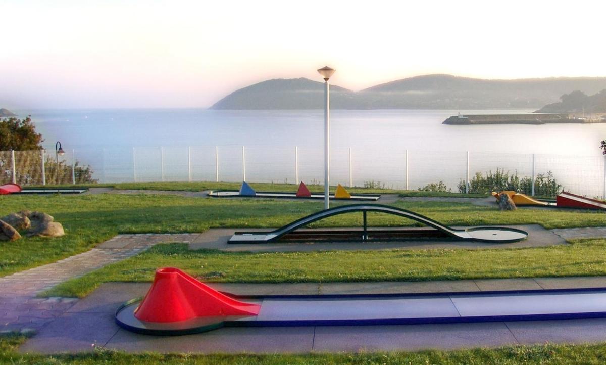 un parque con parque infantil con vistas al agua en Hotel Las Sirenas, en Viveiro