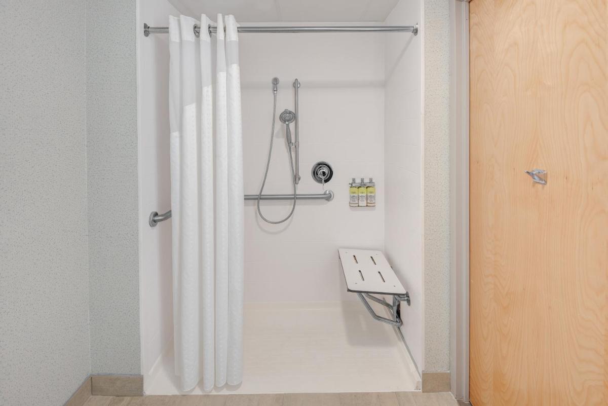 Holiday Inn Express & Suites West Long Branch - Eatontown by IHG - Housity