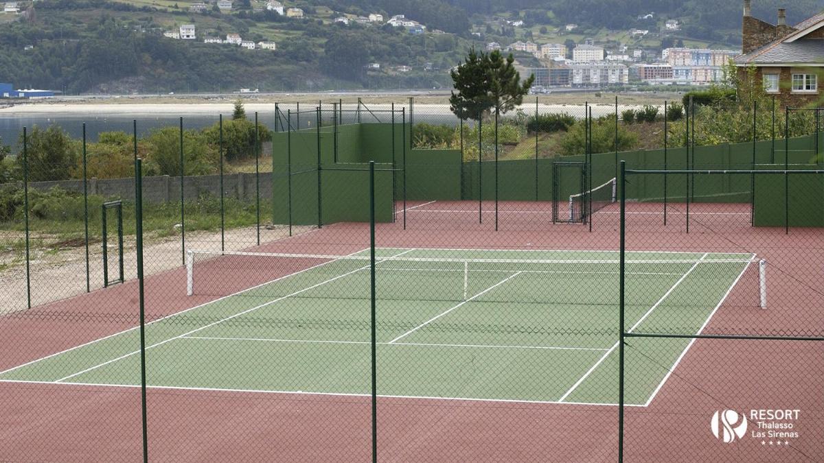 Instalaciones para jugar a tenis o squash en Hotel Thalasso Cantabrico Las Sirenas 4 Superior o alrededores