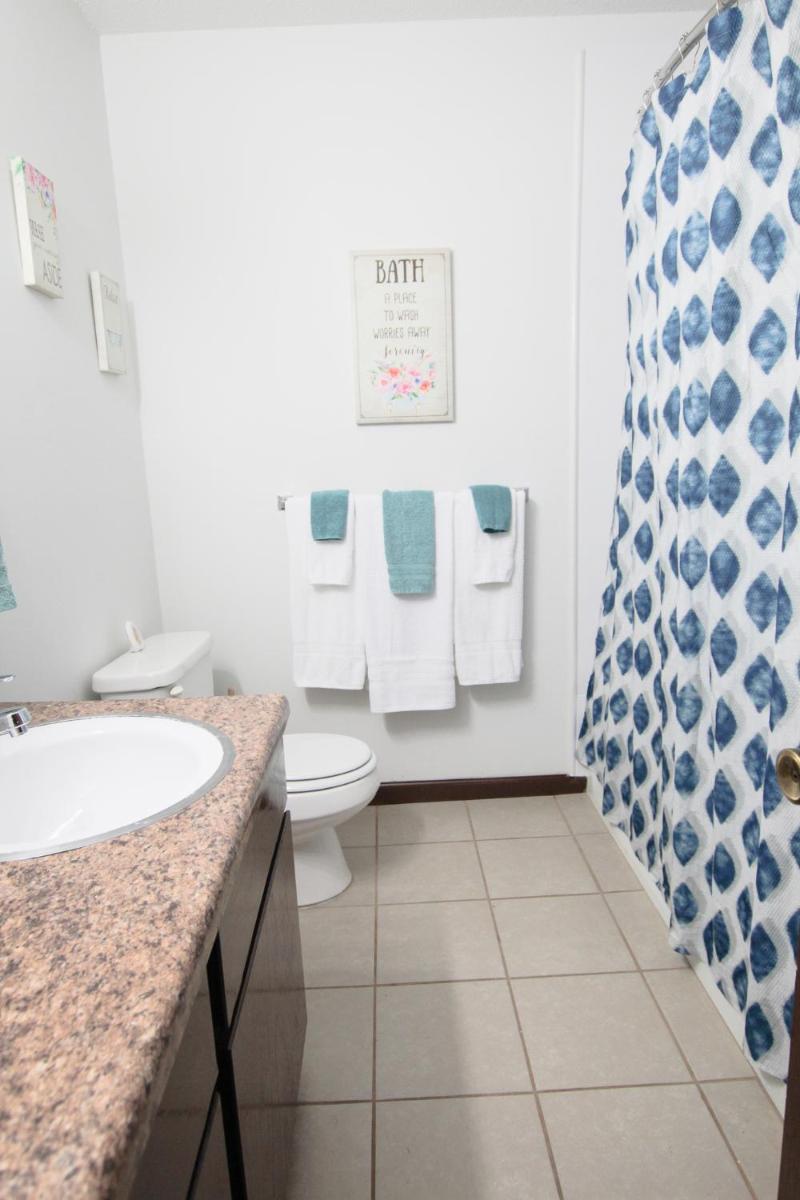 Top Level - 1 Minute to Aggieville & KSU- Pet Friendly - Housity