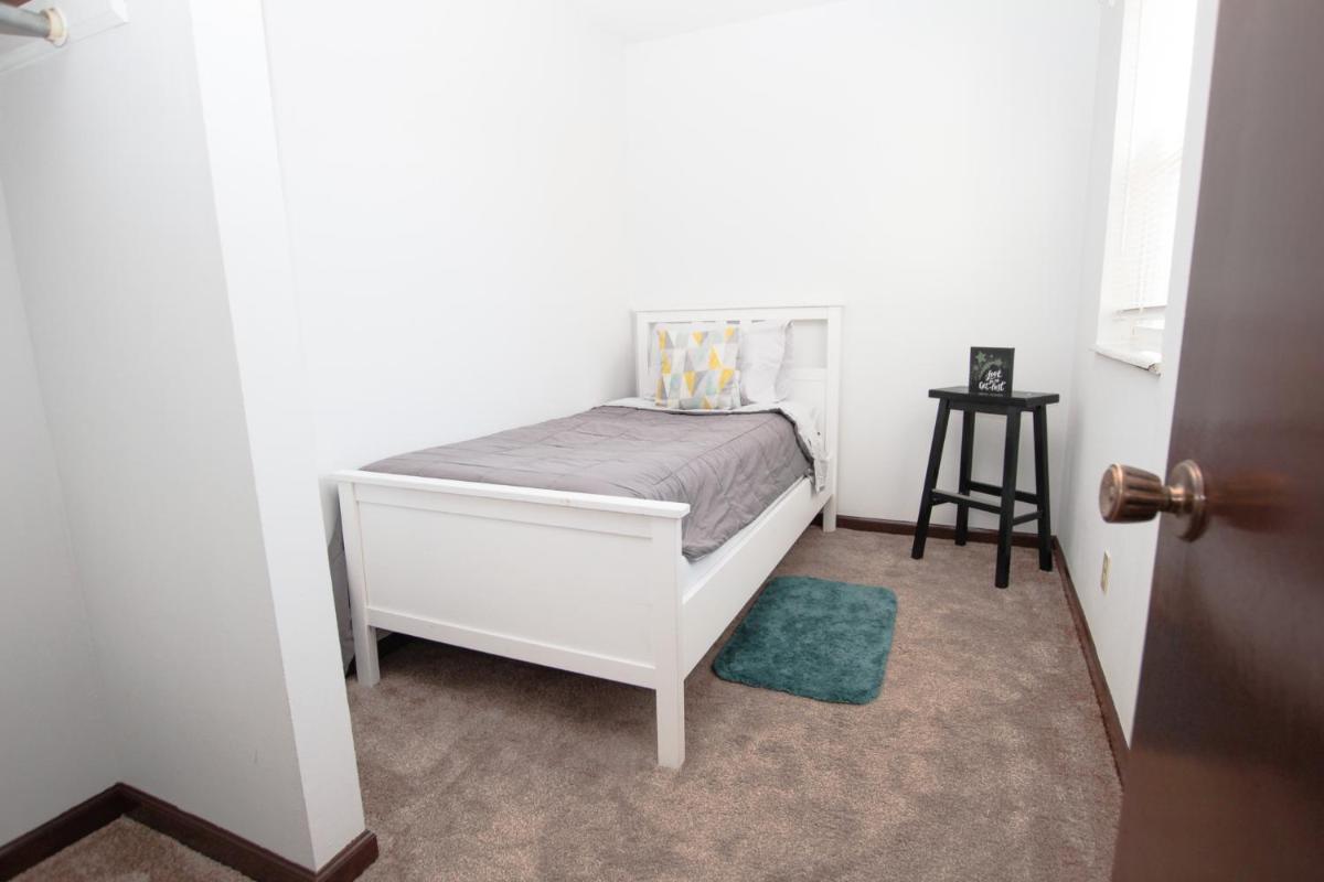 Top Level - 1 Minute to Aggieville & KSU- Pet Friendly - Housity